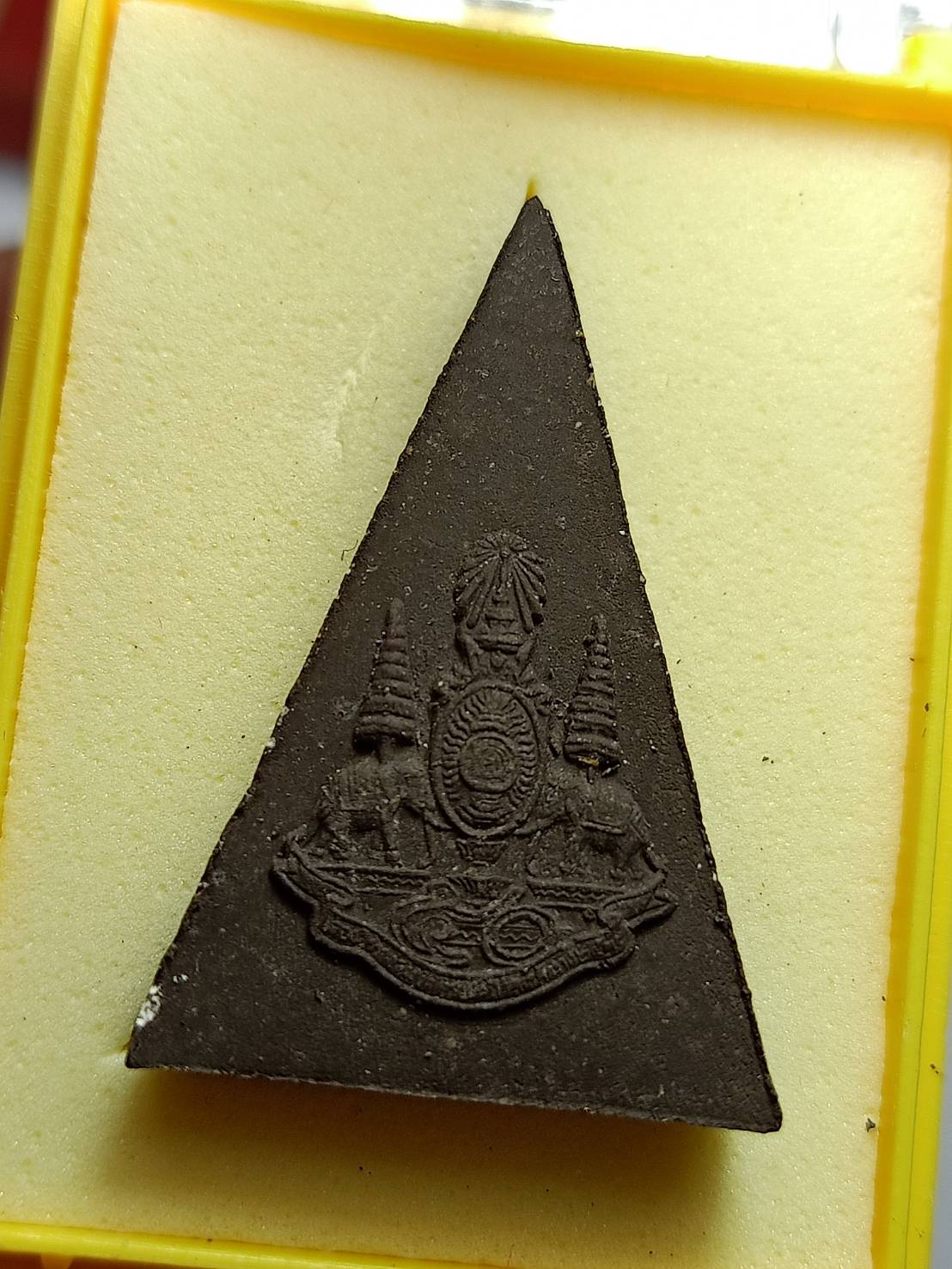 พระกำลังแผ่นดิน ฉลองสิริราชสมบัติ ครบ 50 ปี มวลสารจิตรลดา ฉลองปีกาญจนาภิเษก พ ศ. 2539 พร้อมกล่อง (SKU-11569)