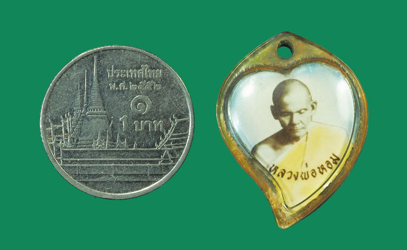 *32429 ล็อกเก็ต 2 องค์ประกบกัน หลวงพ่อหอม วัดซากหมาก ระยอง เลี่ยมพลาสติกเก่า 67