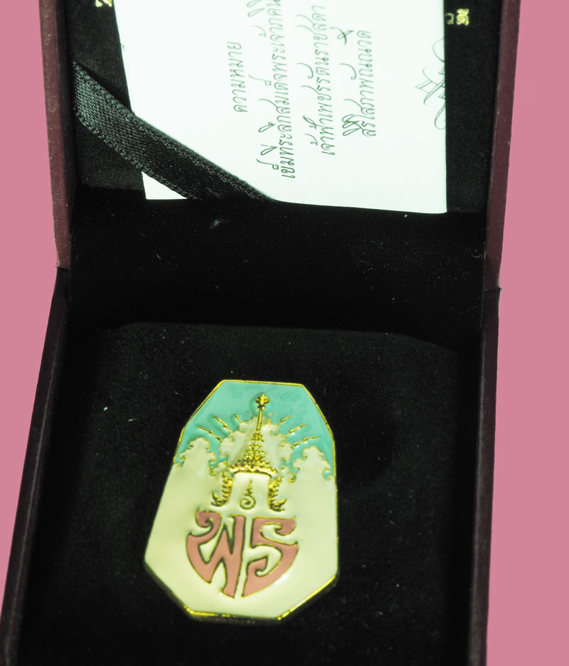 *38730 เข็มกลัดเจ้าฟ้าเพชรรัตนราชสุดา สำนักงานปลัดสำนักนายกรัฐมนตรีจัดสร้าง พร้อมกล่องเดิม(หายากไม่ค่อยพบเจอ) 5