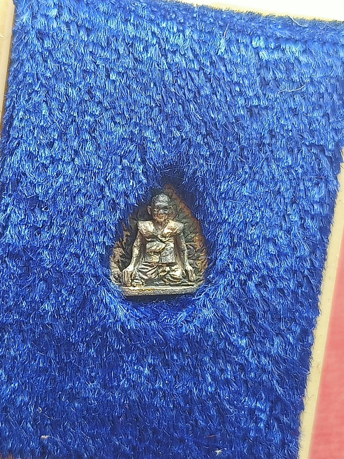 เหรียญหลวงปู่บุดดา เนื้อเงิน รุ่น อริยะทรัพย์ วัดกลางชูศรีเจริญสุข จ.สิงห์บุรี พร้อมกล่อง (SKU-13070)