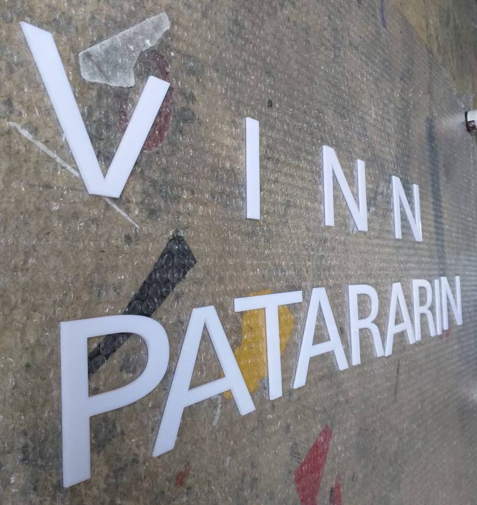 อักษรอะคริลิคไดคัท