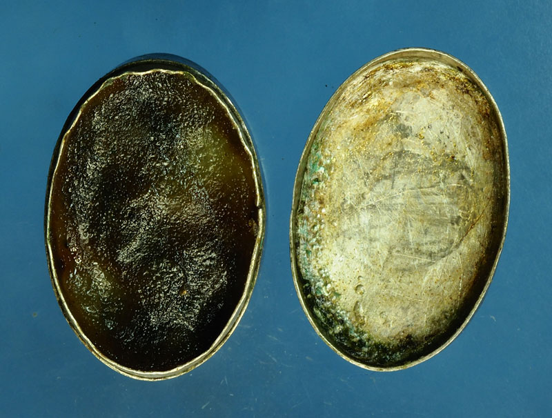 *30291 ตลับสีผึ้ง เก่า ไม่ทราบอาจารย์ ตัวตลับทำด้วยเงิน 12