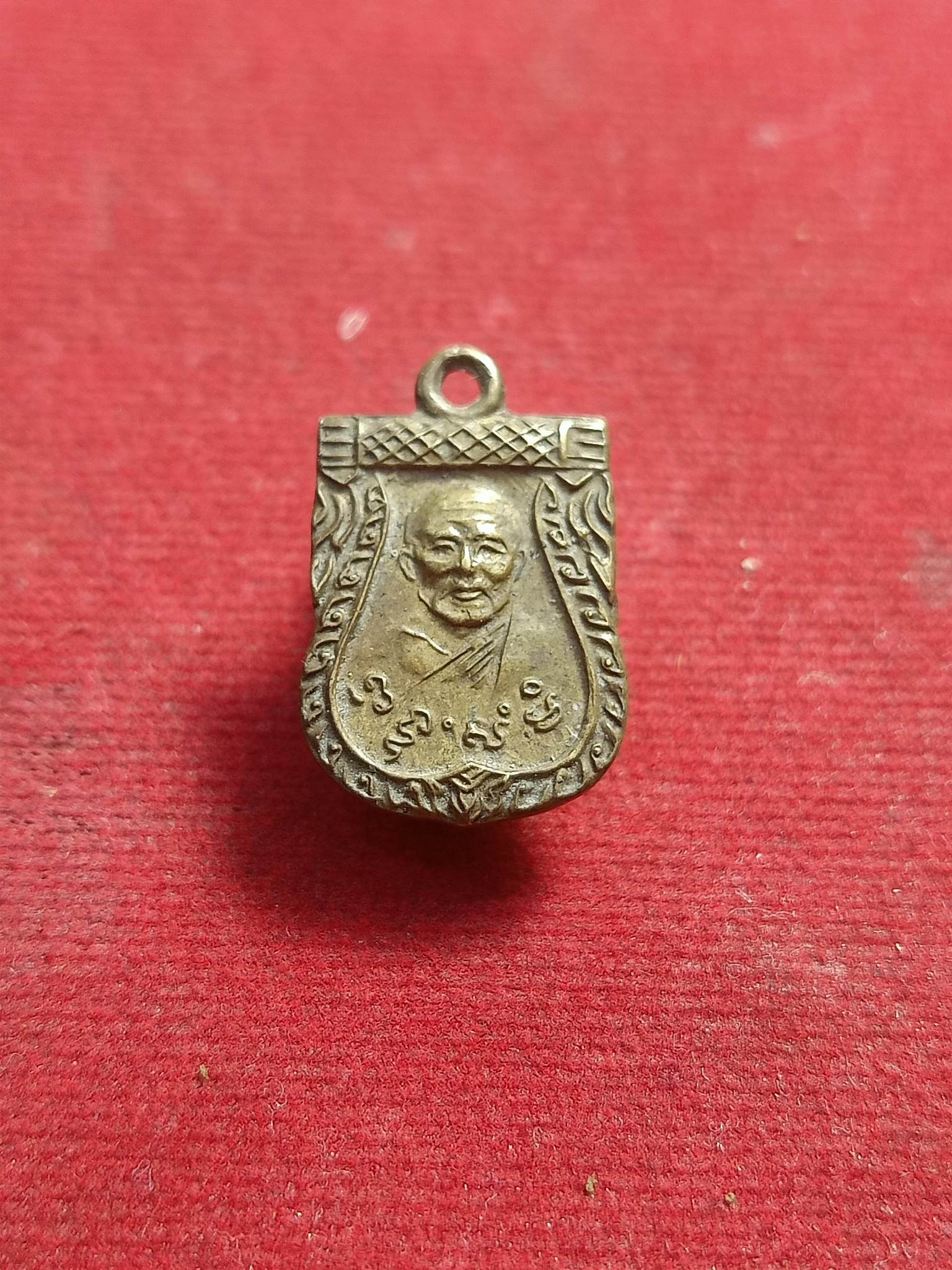 เหรียญเสมาเล็ก ที่ระลึกงานบรรจุอัฐิหลวงพ่อสุ่นวัดแหลมสิงห์ จ.จันทบุรี (SKU-00997)