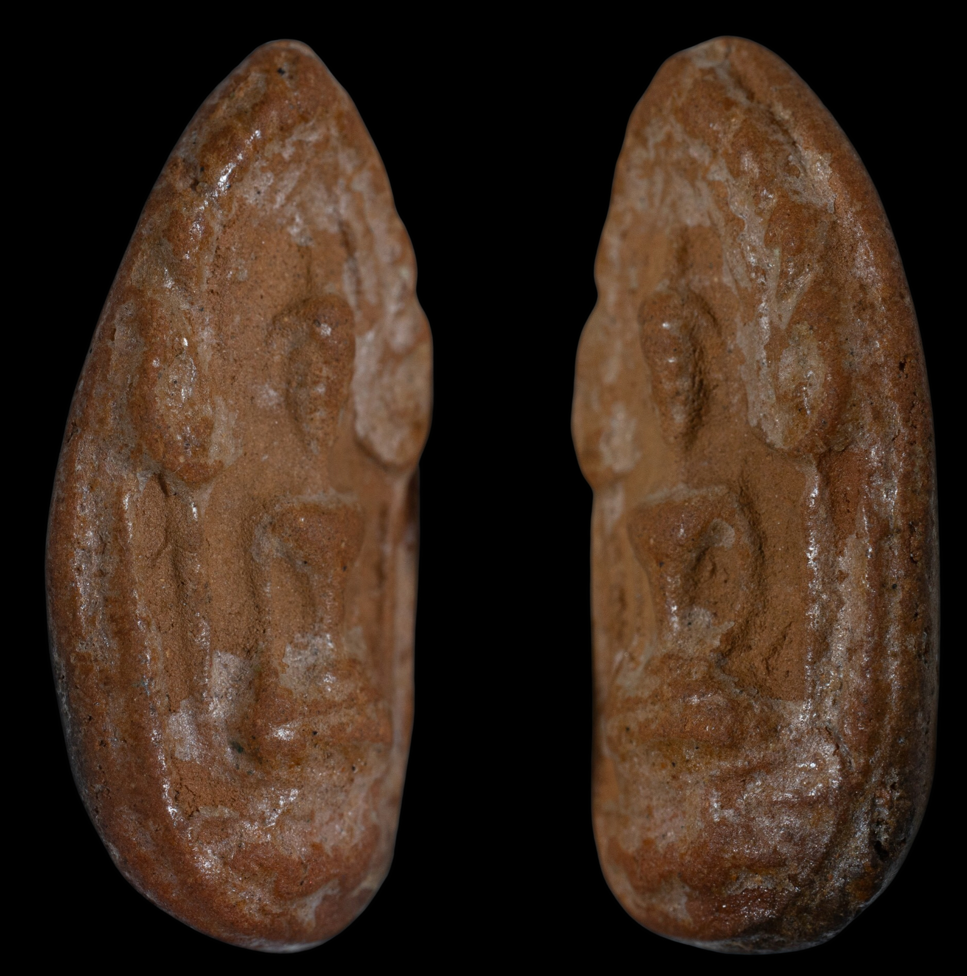 ขุนแผนไข่ผ่าซีกหลวงพ่อกวย เนื้อดิน ผสมผงน้ำมัน ช่วงปี 2512