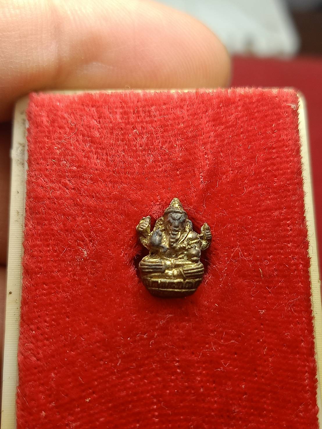 พระพิฆเณศร์อุ้มทรัพย์ รุ่นทักษิณมหาเศรษฐี พ่อท่านสังข์ ศีลคุณ วัดดอนตรอ จ.นครศรีธรรมราช ปี 2540 พร้อมกล่อง (SKU-08872)