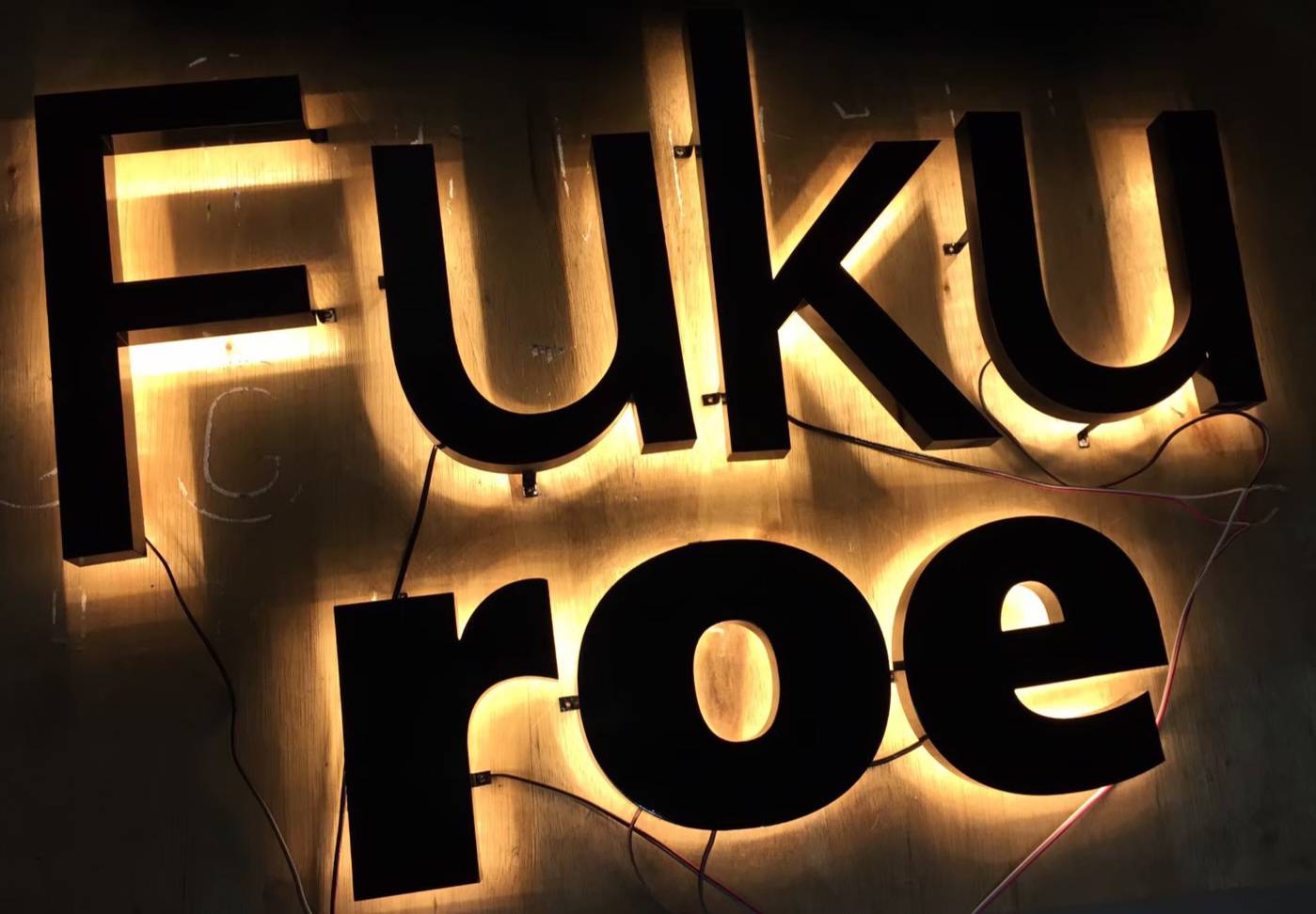 ป้ายอักษรไฟออกหลัง อักษรซิงค์ทำสีไฟออกหลัง