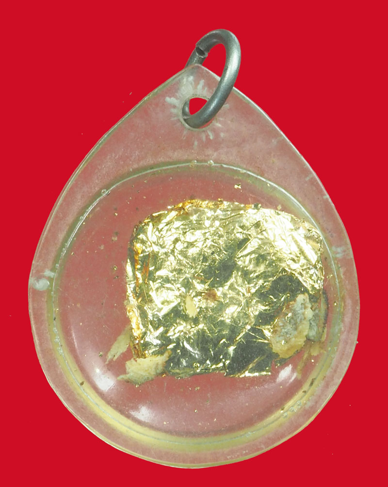 *33472 เครื่องรางปิดทอง เลี่ยมพลาสติกเก่า ไม่ทราบอาจารย์ 12