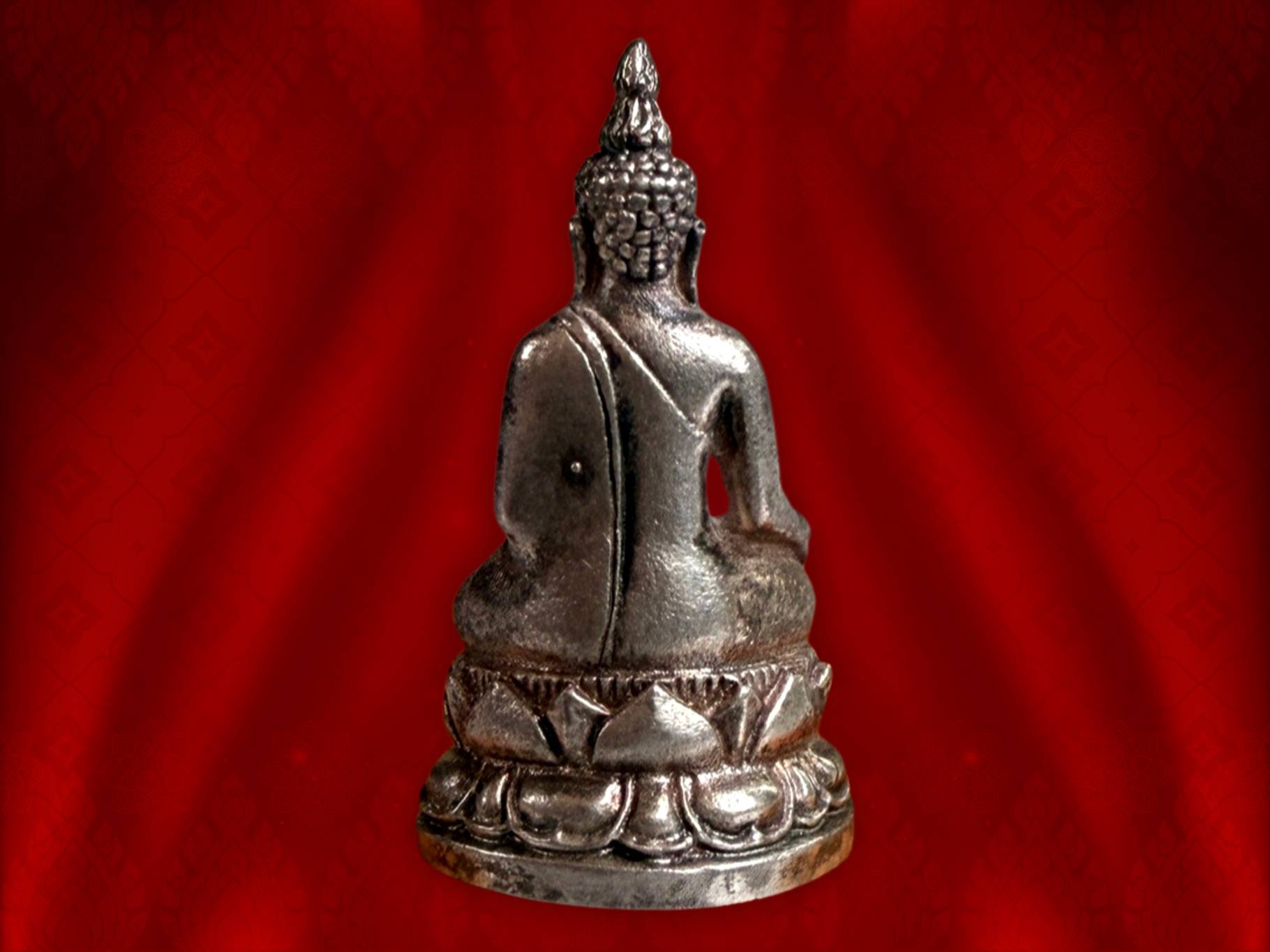 พระกริ่งไพรีพินาศ ภปร. รุ่นแรก เนื้อเงิน ปี 2535 พร้อมกล่องเดิม ใต้ฐานดอกปทุม สีทองอร่าม งามๆ สุดๆ ครับ