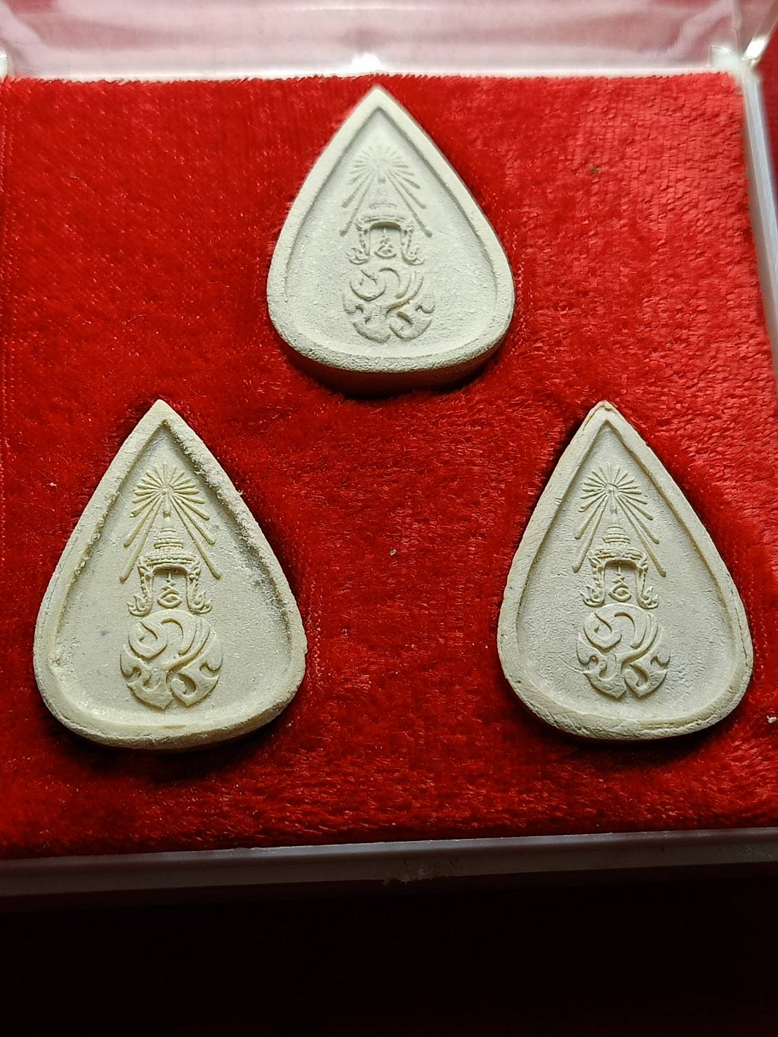 พระผงชุด พระแก้วมรกตสามฤดู หลัง ภปร. ปี 2530 พิธีใหญ่ พร้อมกล่องเดิม (SKU-07370)