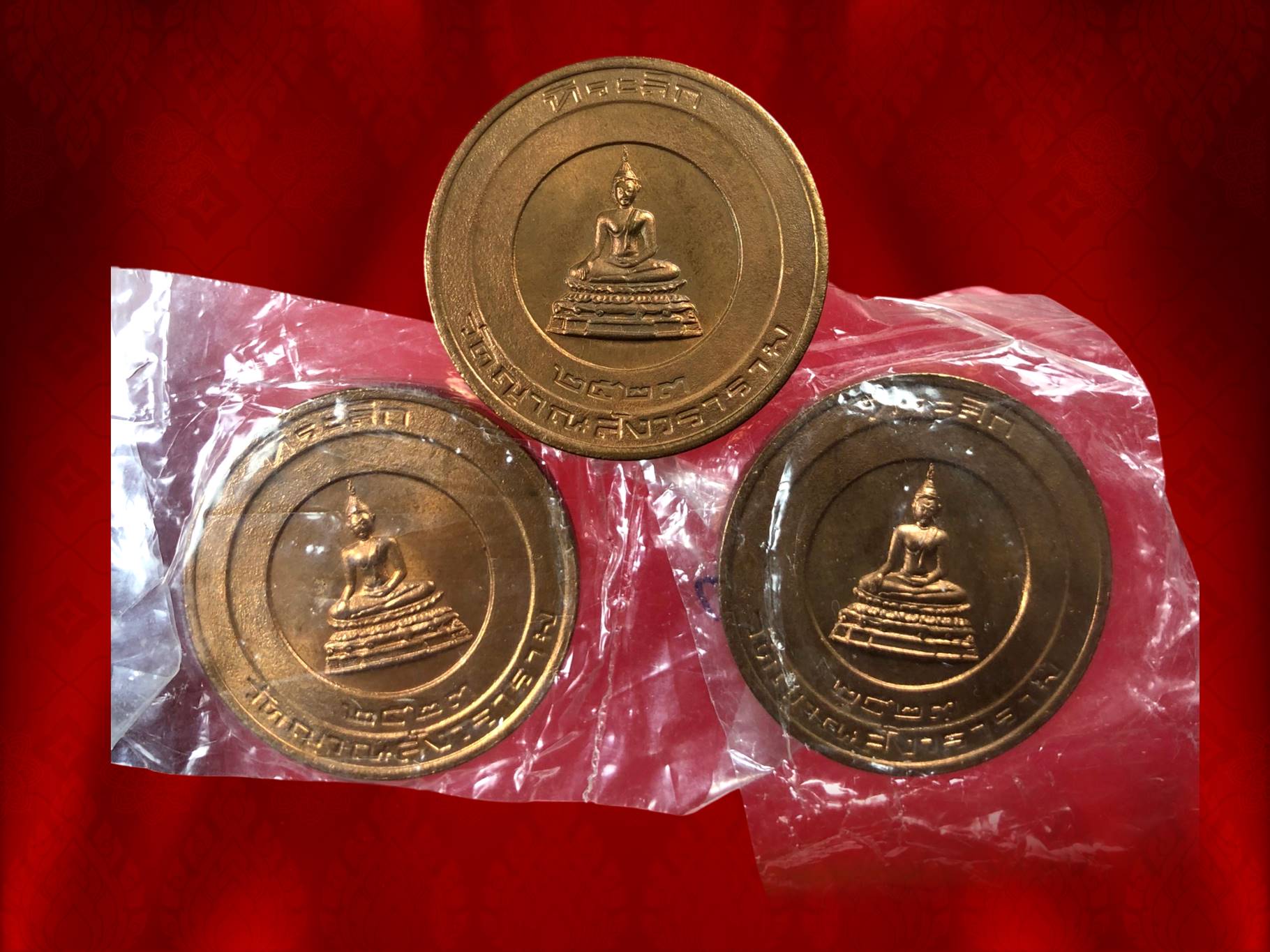 เหรียญบาตรน้ำมนต์ หลังลายเซ็นสมเด็จญาณฯ พระพุทธญาณนเรศวร์ วัดญาณสังวราราม จ.ชลบุรี ปี๒๕๒๓ (ลป.โต๊ะ/อจ.นอง/ลป.ดุลย์/ลป.สิม ฯลฯ ร่วมปลุกเสก) เนื้อทองแดง มีซองเดิมๆ หายากครับ