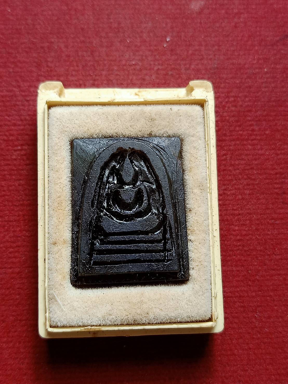 พระสมเด็จหยก แกะมือ หลวงพ่อวิริยังค์ วัดธรรมมงคล กทม. ปี 2536 พร้อมกล่อง (SKU-06996)