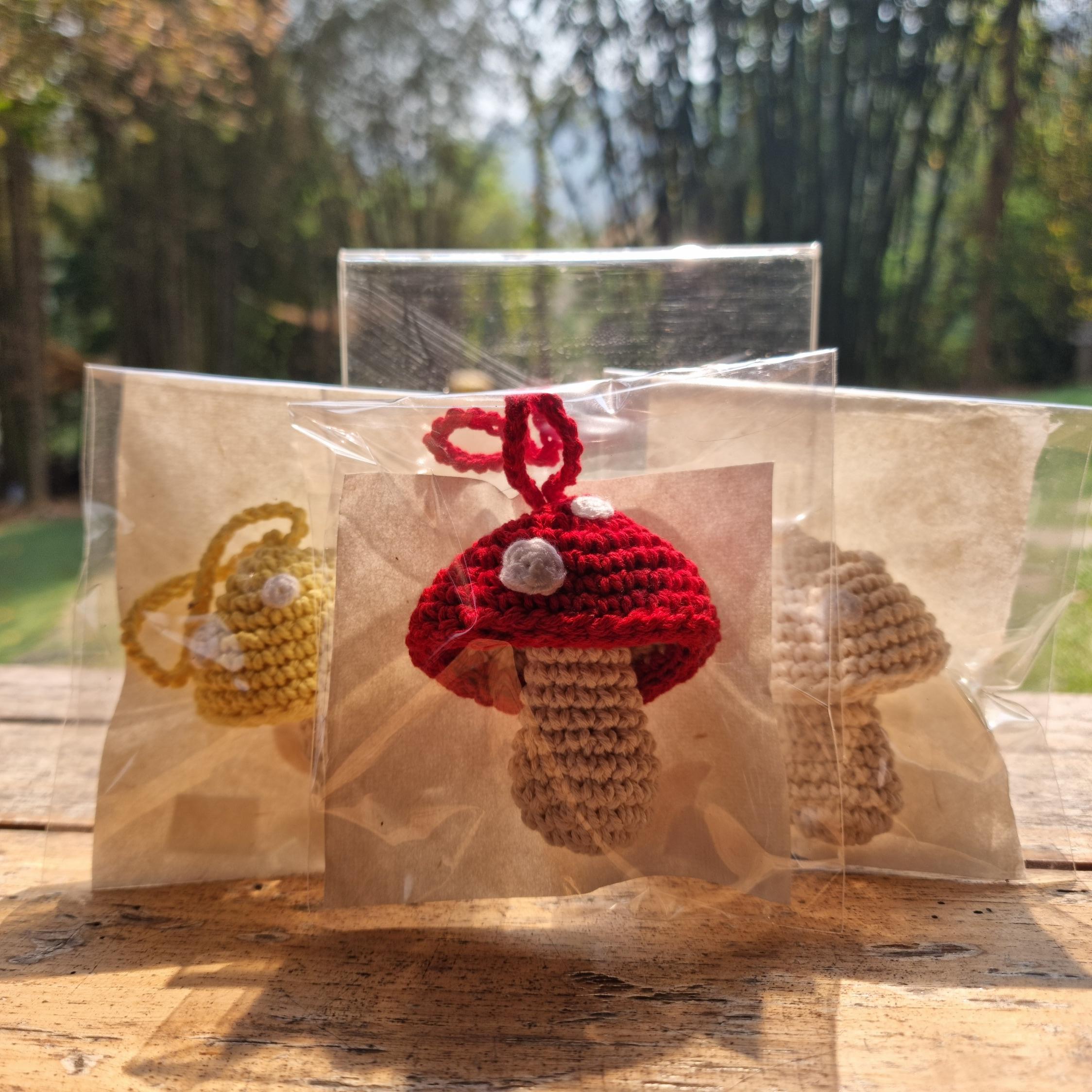 พวงกุญเเจเห็ดไหมพรม