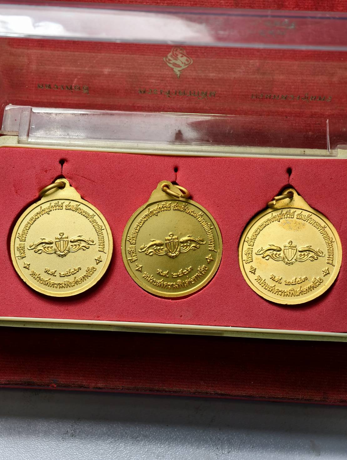 พระเหรียญชุด หลวงพ่ออี๋ พระเจ้าตากสิน กรมหลวงชุมพร ณ วิหารสัตหีบ จ.ชลบุรี ปี 2543 พร้อมกล่อง (SKU-13768)