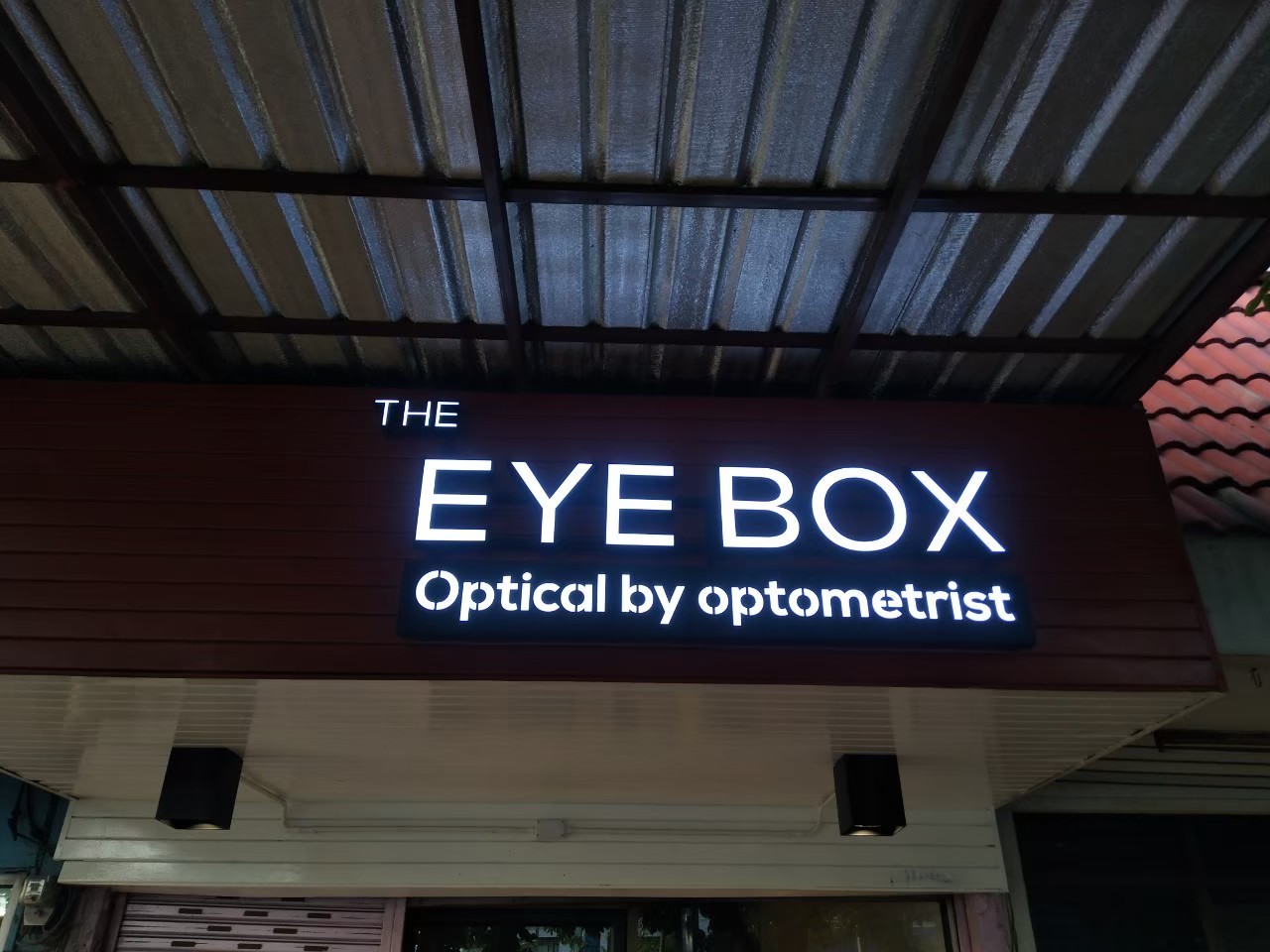 ป้ายอักษรไฟออกหน้า