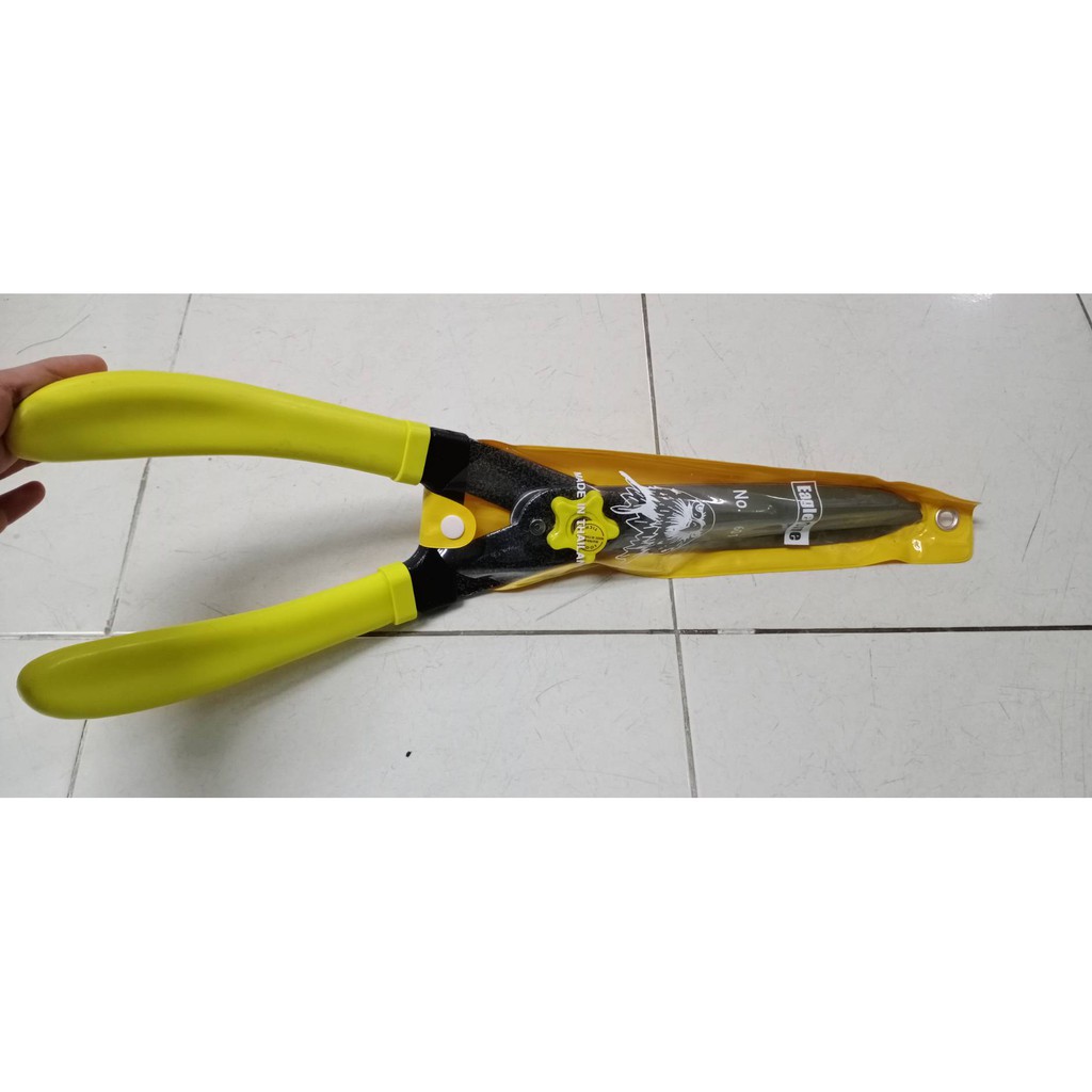 กรรไกรตัดหญ้า (ราคารวมแวท) ใบมีดผลิตจากเหล็กกล้าคุณภาพเยี่ยม ตัดแต่งกิ่ง พุ่มไม้ หรือ หญ้าในสนาม {รหัสสินค้า0700304801}