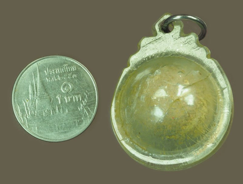 *39861 ลูกอมเก่าเนื้อแห้ง เลี่ยมพลาสติกเก่าหลายสิบปี ไม่ทราบที่และปีสร้าง 12