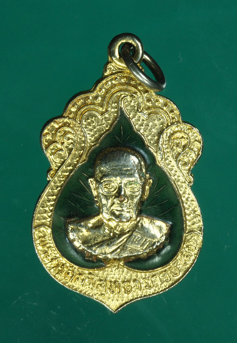 *28912 เหรียญลงยาหลวงพ่อผิว วัดสง่างาม ปราจีนบุรี 48