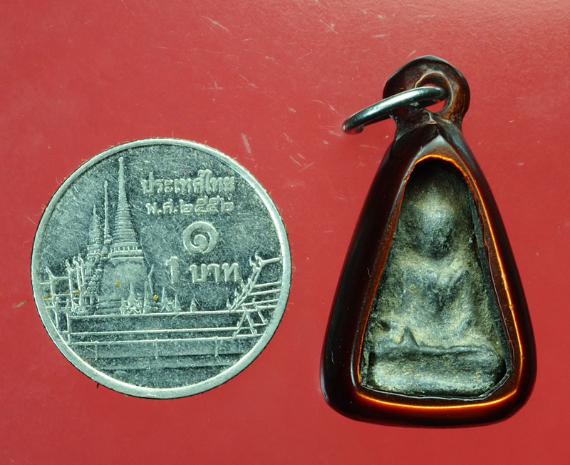 *29968 พระนางกำแพง พิมพ์เล็บมือหลังลายผ้า เนื้อดิน เลี่ยมพลาสติกเก่า 9.1