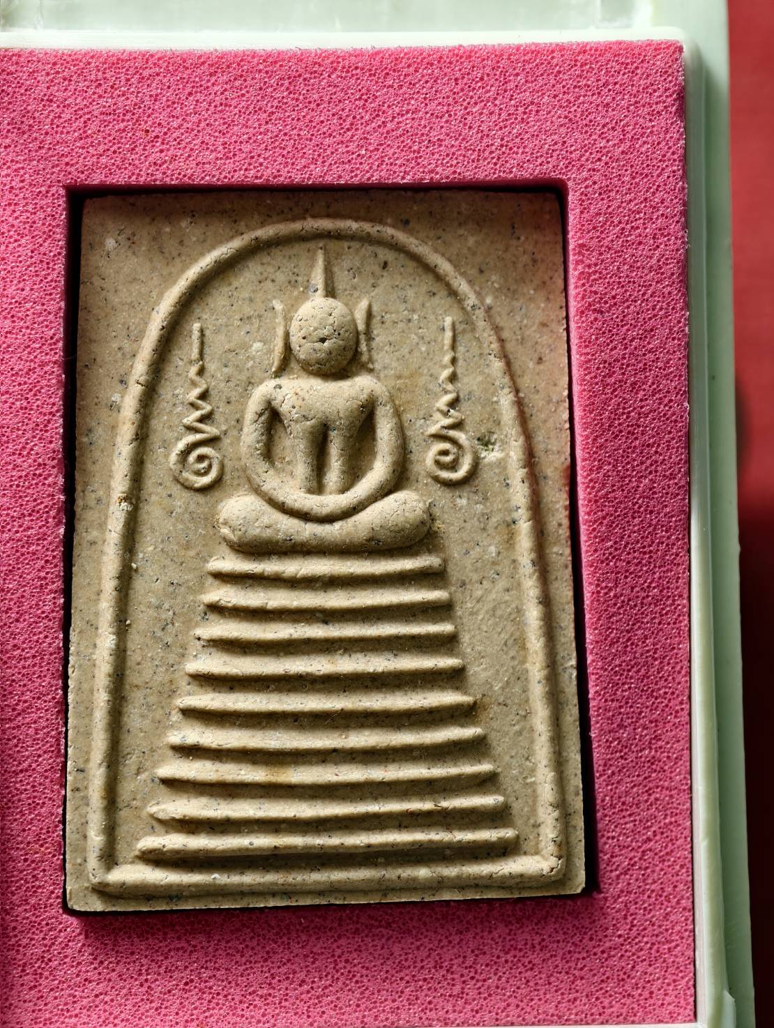 พระสมเด็จ โครงการช่วยชาติ หลวงตามหาบัว วัดป่าบ้านตาด จ.อุดรธานี ปี 2546 พร้อมกล่อง (SKU-13665)