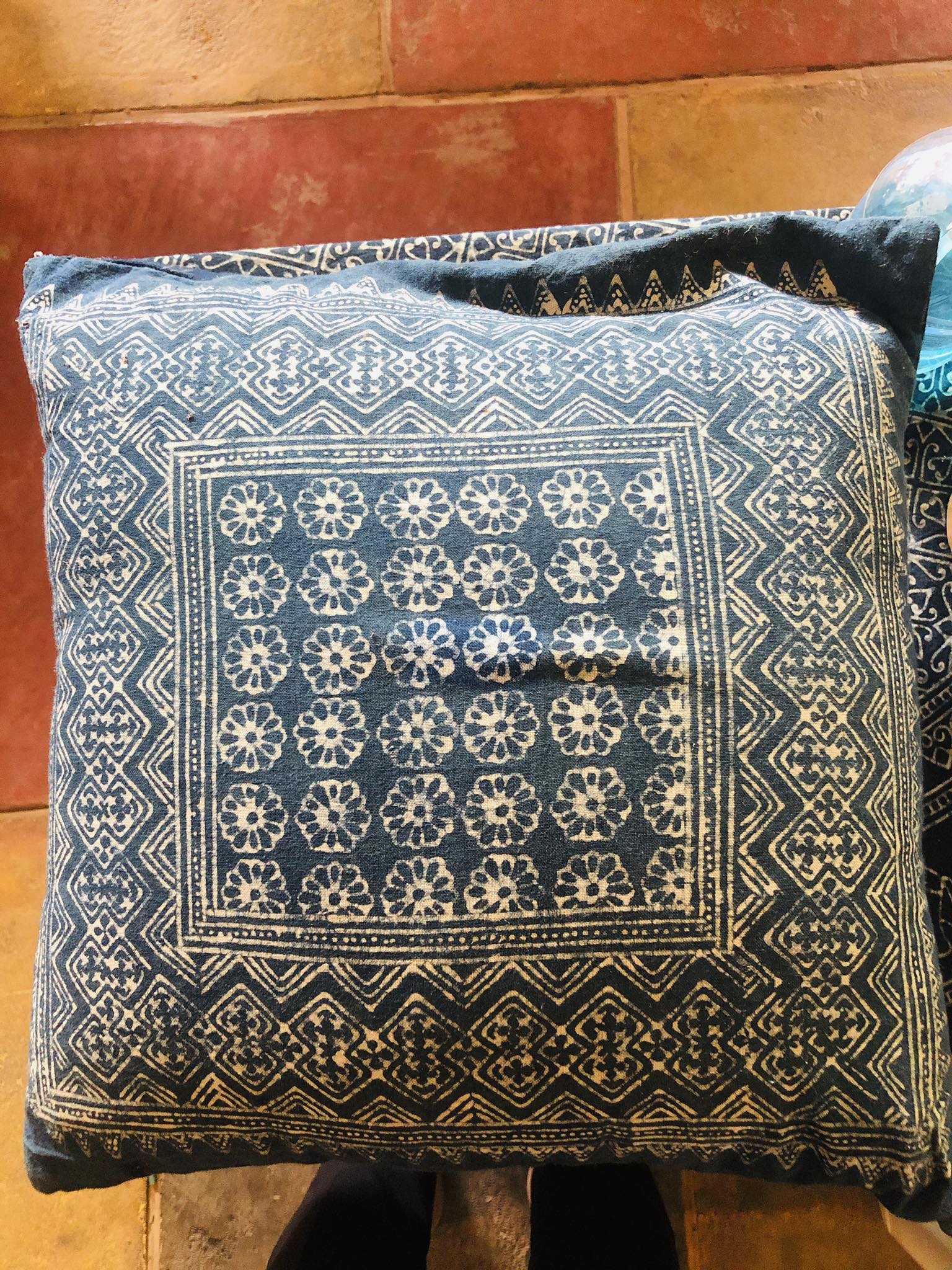 ปลอกหมอนผ้าเขียนเทียน 2 ชิ้น ข้างหลังเป็นซิบ มี 2 ขนาด คละลาย ฟาร์มเห็ดบ้านหัวน้ำ