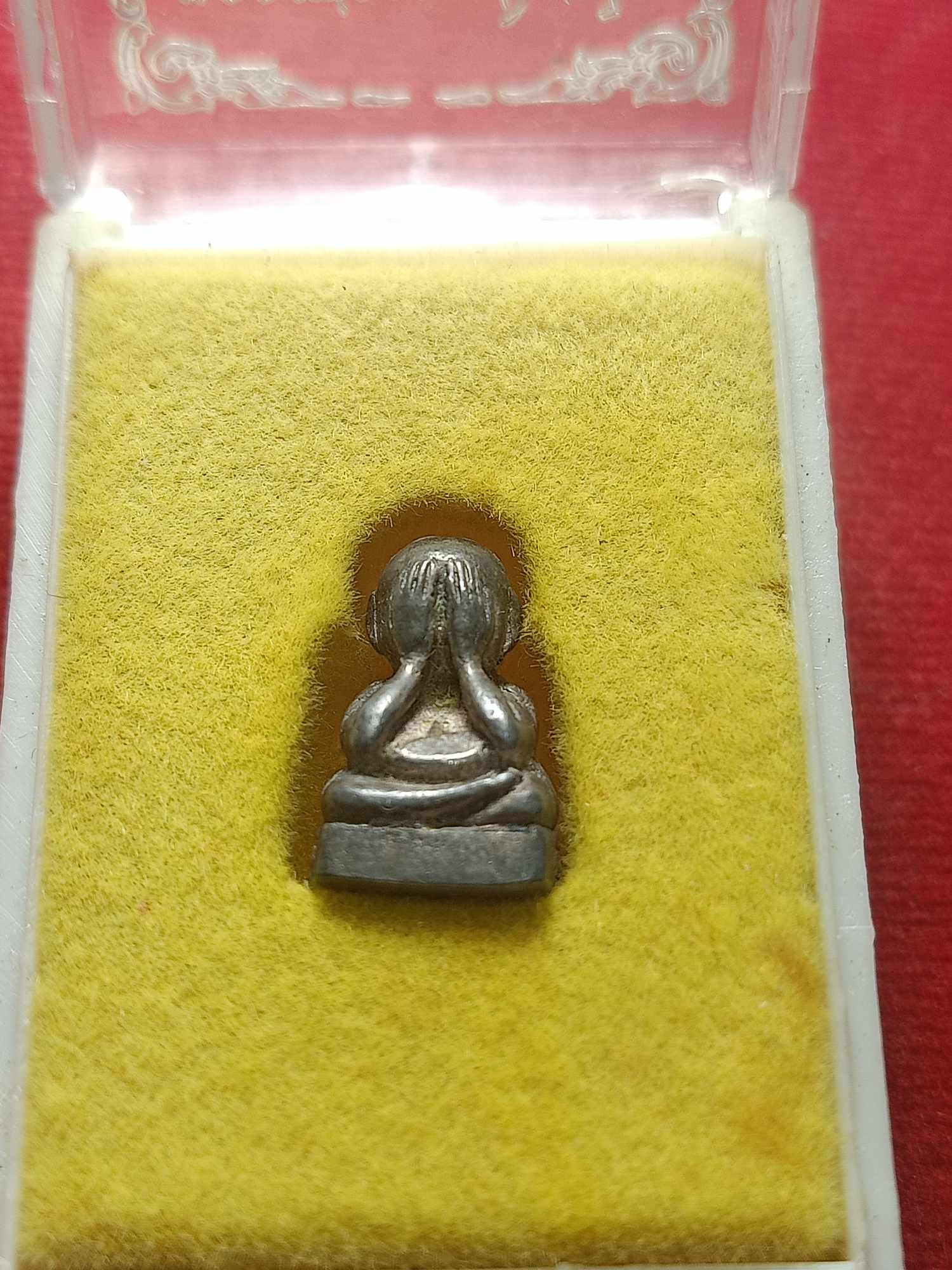 พระปิดตา รุ่นพรปีใหม่ หลวงพ่อคูณ เนื้อเงิน วัดบ้านไร่ จ.นครราชสีมา ปี 2537 พร้อมกล่อง (SKU-04572)