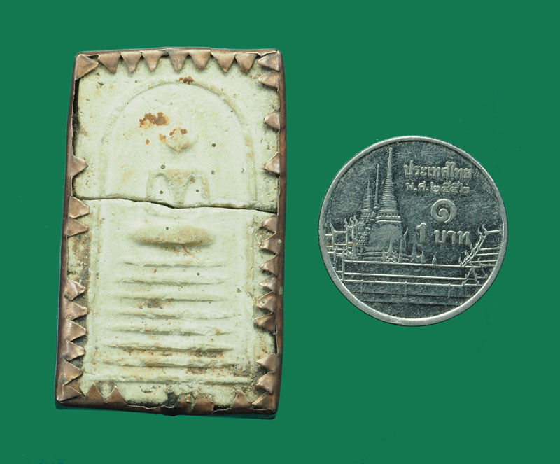 *30704 พระสมเด็จเลี่ยมจับขอบ สภาพหักครึ่งตามภาพไม่ทราบที่และปีสร้างเก่ามีอายุ 9