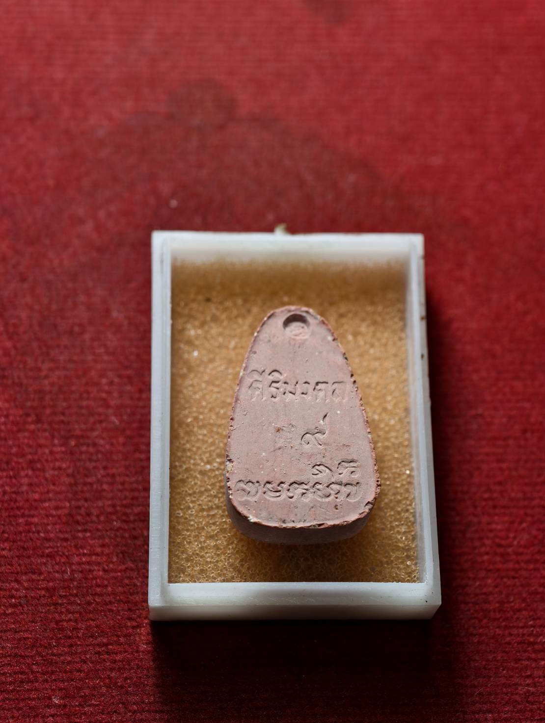 พระผงพิเศษ วิสาขะบูชา หลวงปู่เกษม เขมโก สุสานไตรลักษณ์ จ.ลำปาง ปี 2538 พร้อมกล่อง (SKU-13374)