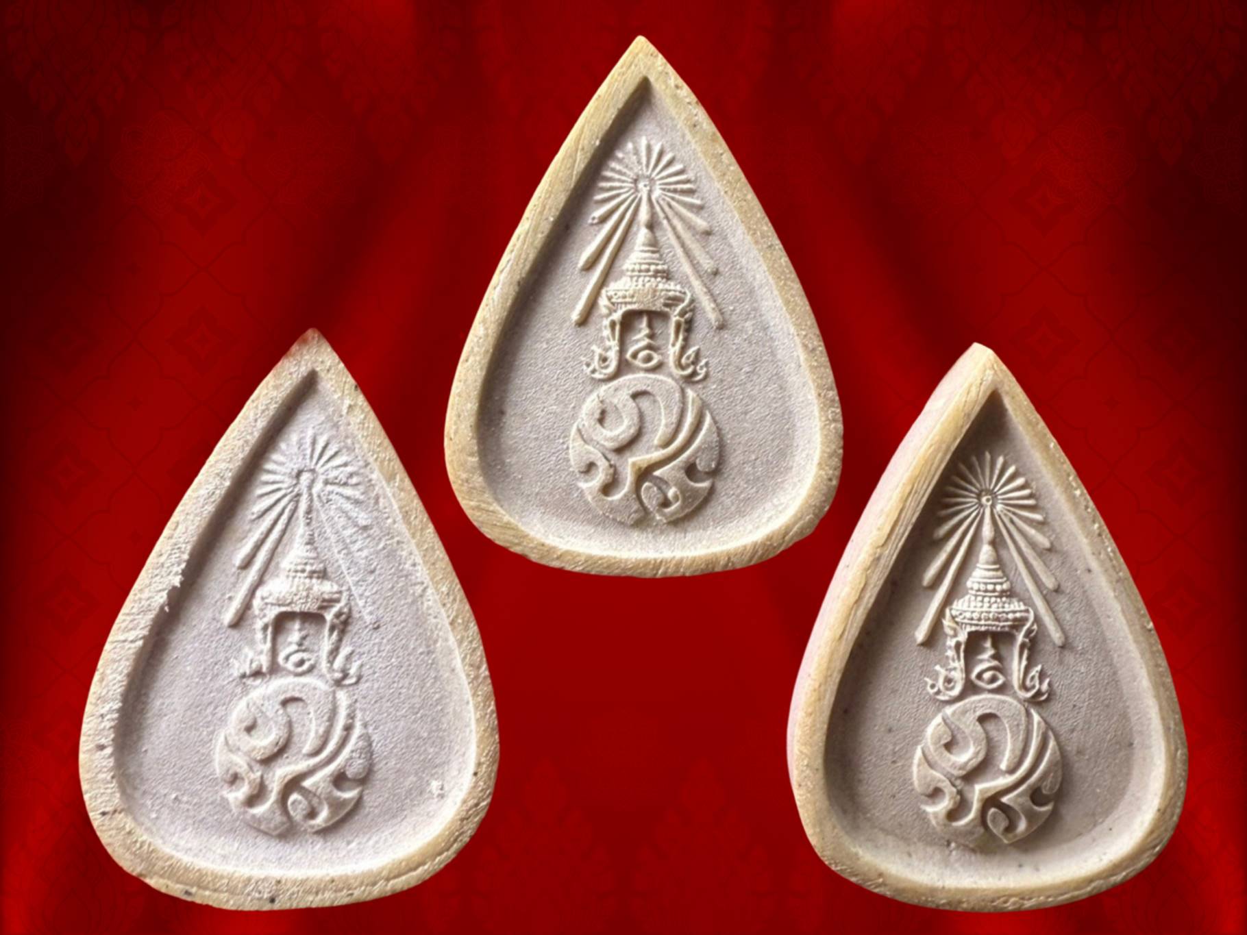 พระแก้วมรกต พระปรมาภิไธยย่อ ภปร. ปี 2530 องค์ปิดทอง สวยงาม กล่องครบถ้วน จัดสร้างปี 2530 ชุดกรรมการปิดทอง 3 องค์ 3 ฤดู ฤดูหนาว ฤดูฝน ฤดูร้อน พิธีมหาพุทธาภิเษก ณ พระอุโบสถวัดบวรนิเวศวิหาร และวัดพระศรีรัตนศาสดาราม ในพระบรมมหาราชวัง(วัดพระแก้ว)