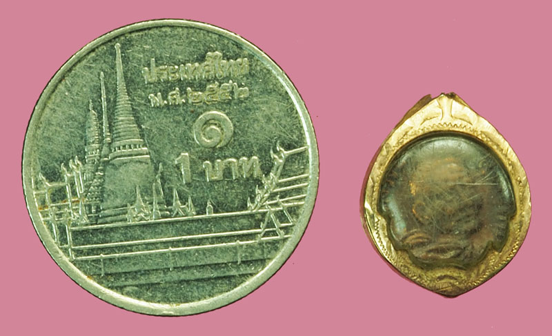 *37848 เหรียญเม็ดกระดุม หลวงปู่แหวน สุจิณโณ วัดดอยแม่ปั่ง เชียงใหม่ เลี่ยมจับแปะขอบนาค 31