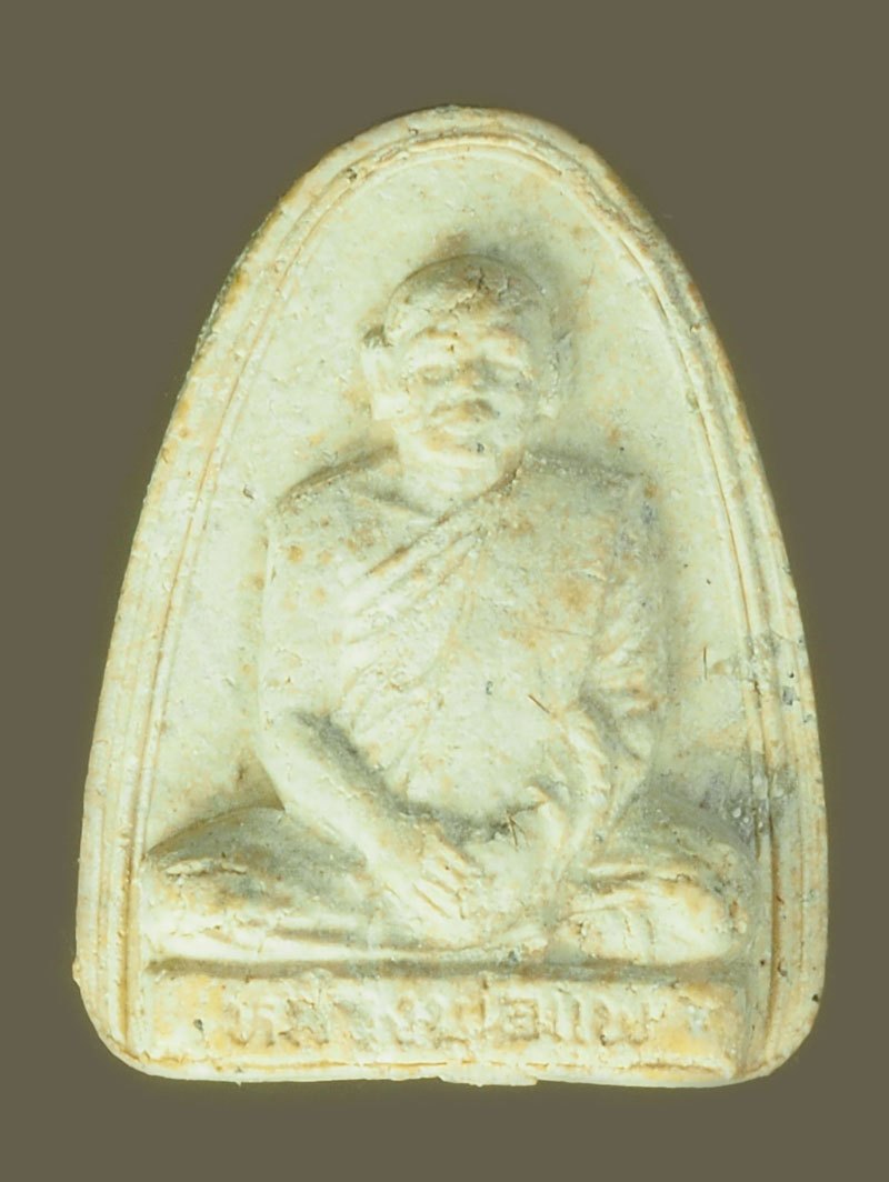 *40275 พระผงรูปเหมือนหลวงพ่อแพ วัดพิกุลทอง สิงห์บุรี ปี 2517 มีซองเดิม 82