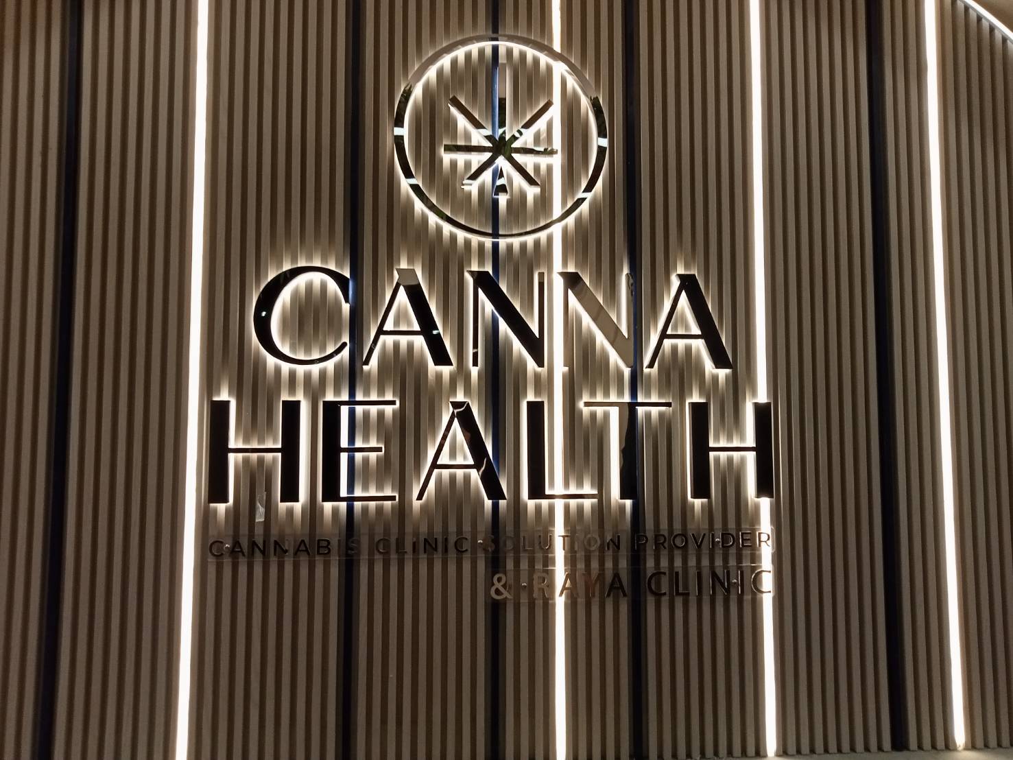 #ป้ายอักษรไฟออกหลัง #อักษรสแตนเลสแฮร์ไลน์ไฟออกหลัง