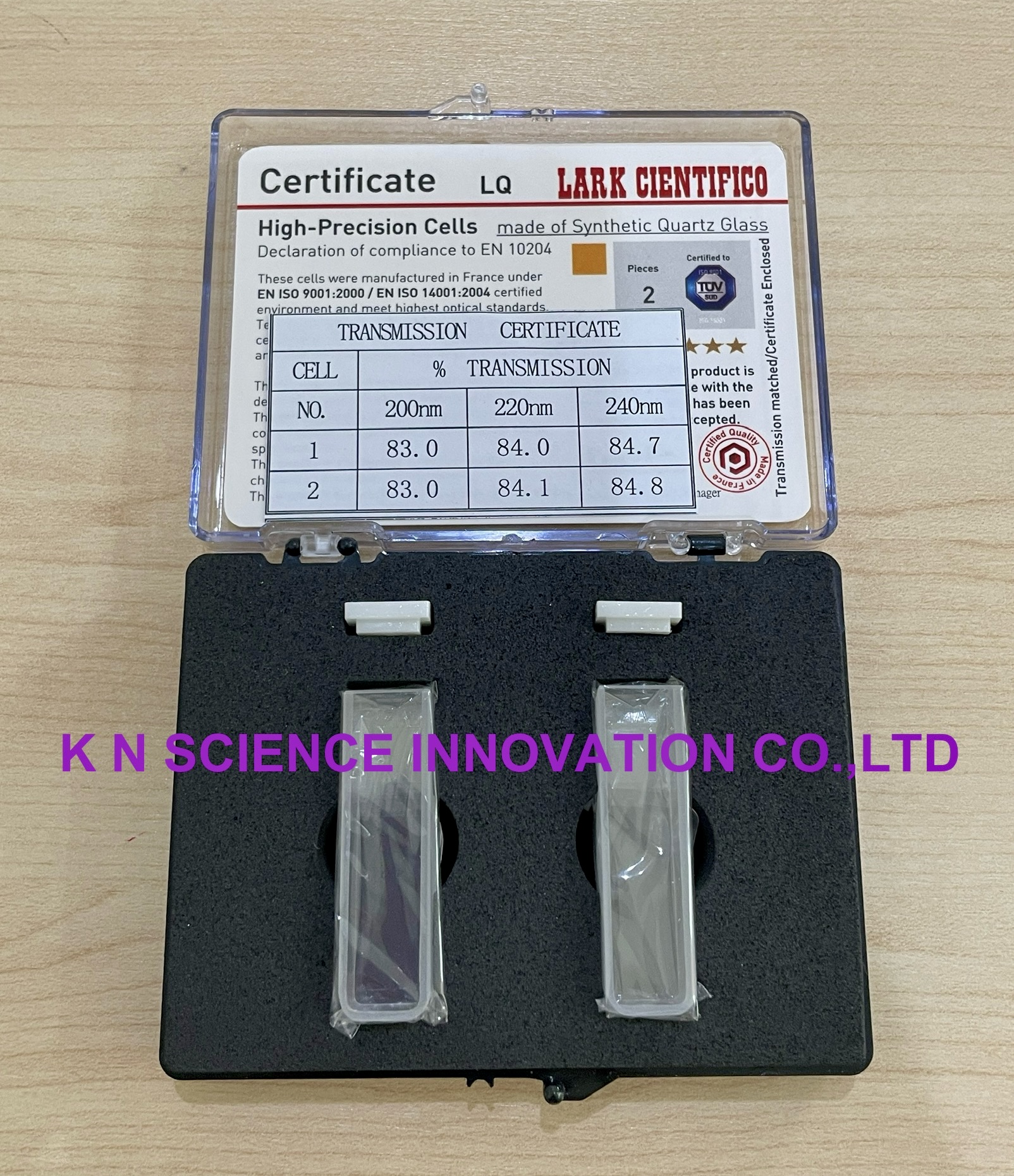 Quartz cuvette(คิวเวท ควอร์ต) standard cell with lid stopper, Volume : 3.5 ml / 3500 µl. , Pathlength 10 mm. ,LARK / FRANCE , (2 pcs/pack) LAQ-104