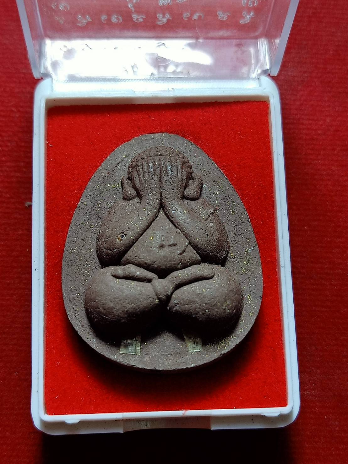 พระปิดตาหลวงปู่หงษ์ วัดเพชรบุรี จ.สุรินทร์ ปี 2553 พร้อมกล่อง (SKU-06238)
