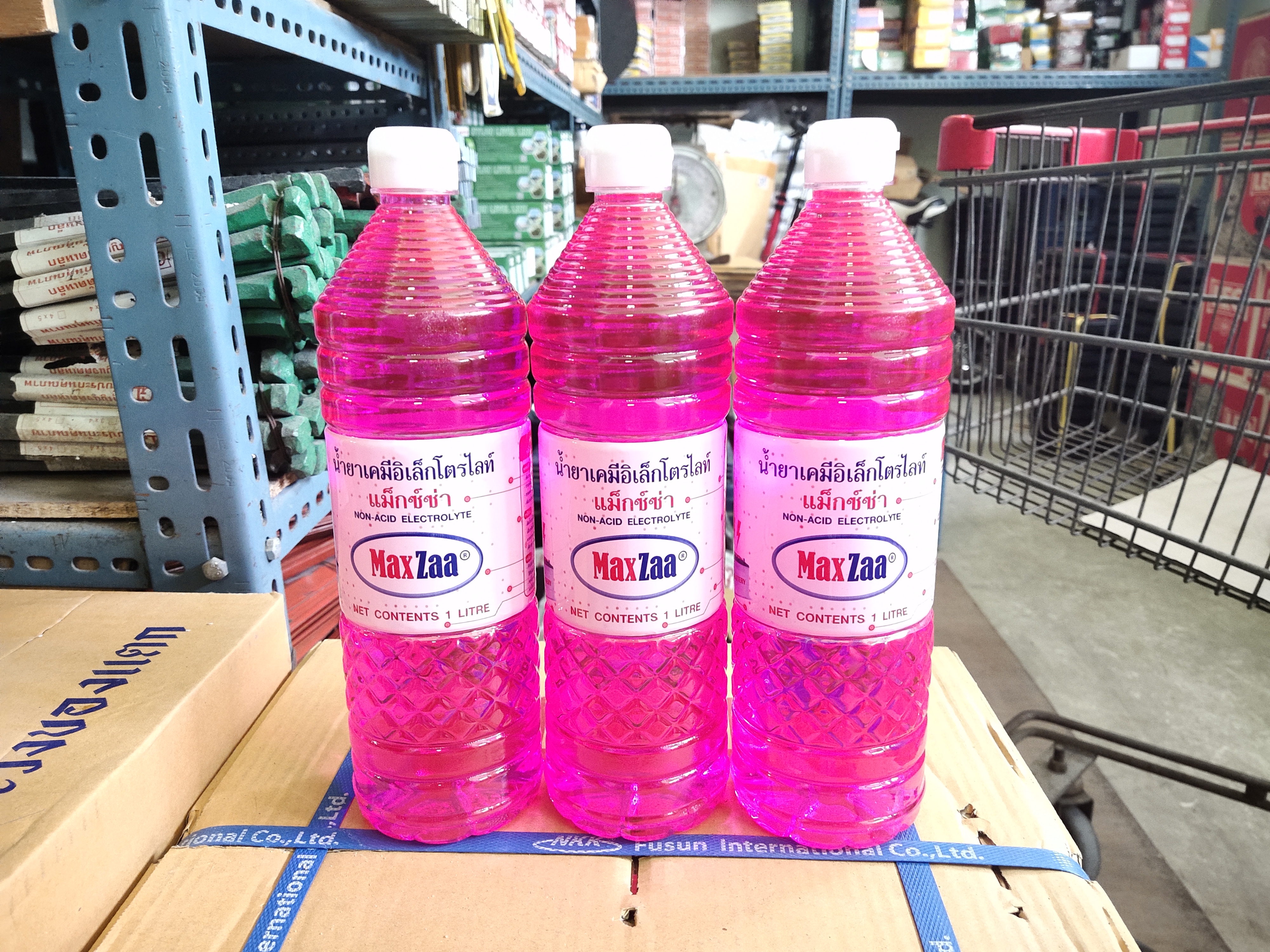 น้ำกลั่นบริสุทธิ์ขวดใหญ่ น้ำกลั่นเคมีสีชมพูอย่างดี (ราคารวมแวท) รถยนต์แบตเตอรี่ (ขายส่งกล่อง 12)