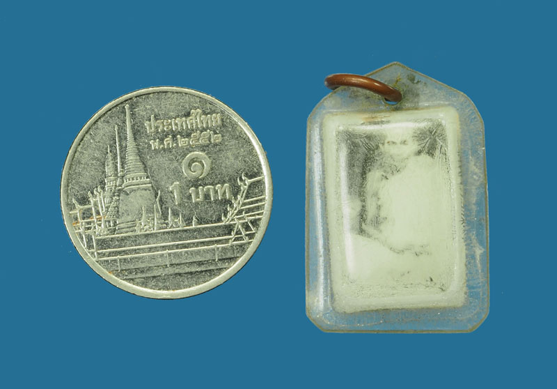 *30808 รูปถ่ายหลวงปู่เคลือบ วัดหนองกระดี่ อุทัยธานี เลี่ยมพลาสติกเก่า 91