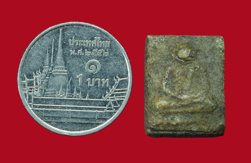 *30598 พระเนื้อผงน้ำมัน รูปเหมือน นั่งเต็มองค์เก่า ไม่ทราบที่และปีสร้าง 9