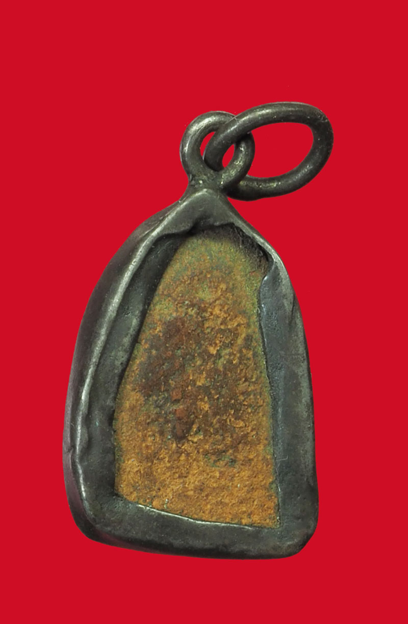 *32272 พระเนื้อดินลักษณะพิมพ์เม็ดน้อยหน่า กำแพงเพชร เลี่ยมจับขอบเงินก่า 13