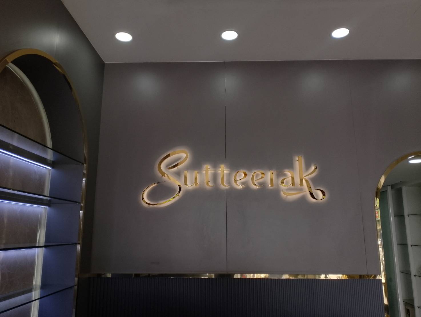 ป้ายอักษรไฟออกหลัง อักษรสแตนเลสหน้าทองไฟออกหลัง