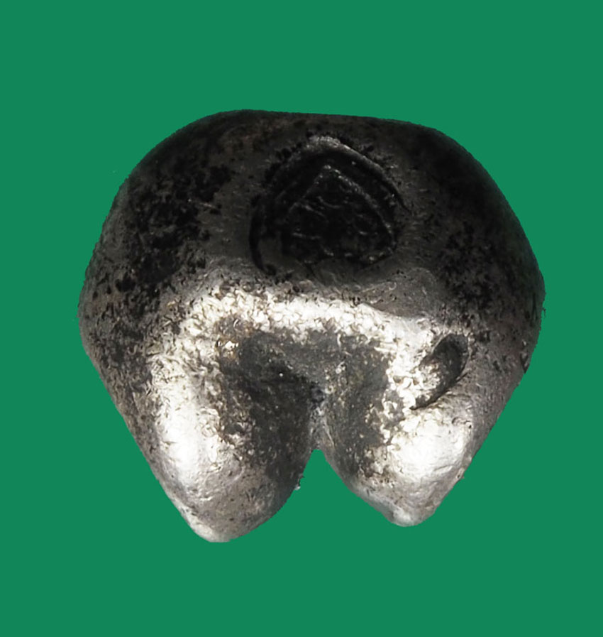 *32190 พดด้วงสมัยอยุธยา ตราก้านบัวใหญ่ ขนาด ๑ บาท เนื้อเงิน