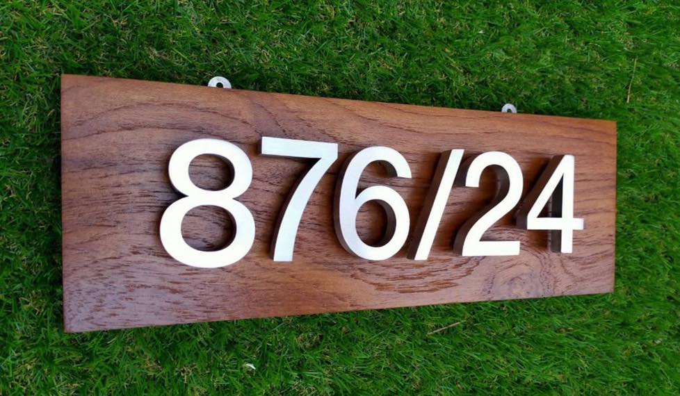 ป้ายอักษรสแตนเลสสีเงินแฮร์ไลน์ ป้ายบ้านเลขที่ รองหลังไม้