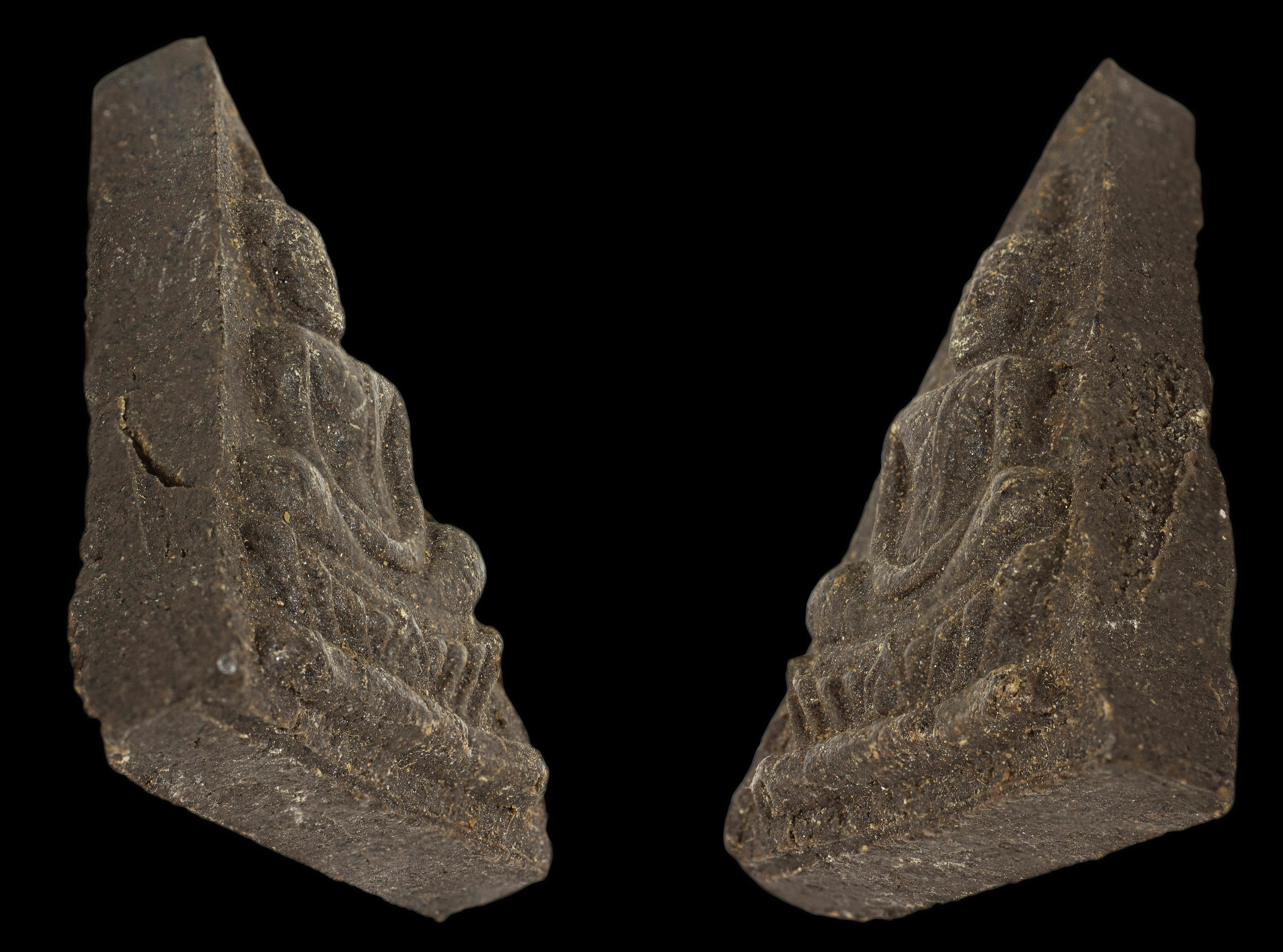 พระสมเด็จนางพญานั่งฐานบัว หลังสิงห์ หลวงพ่อหอม วัดชากหมาก ปี 2512