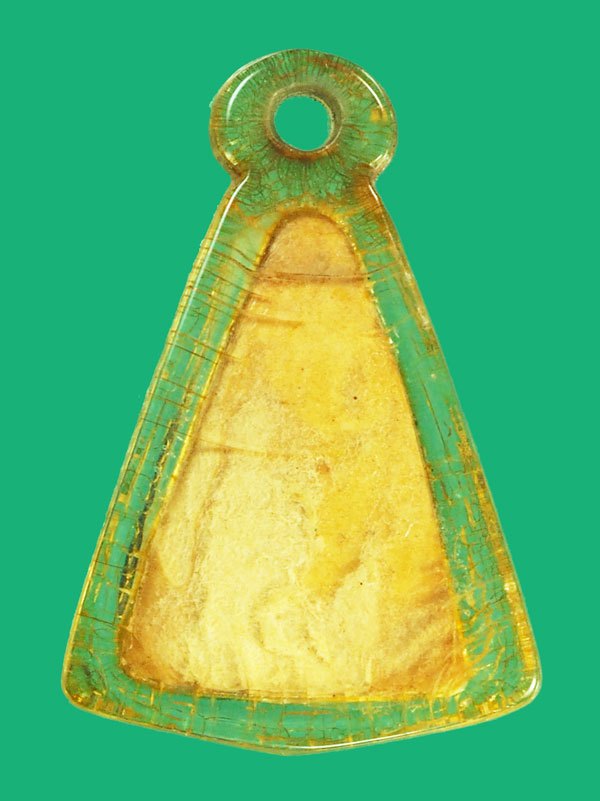 *37770 รูปถ่ายซุ้มระฆัง หลวงพอ่พรหม วัดช่องแค นครสวรรค์ เลี่ยมพลาสติกเน้นพลาสติกเก่าถึงยุค 40