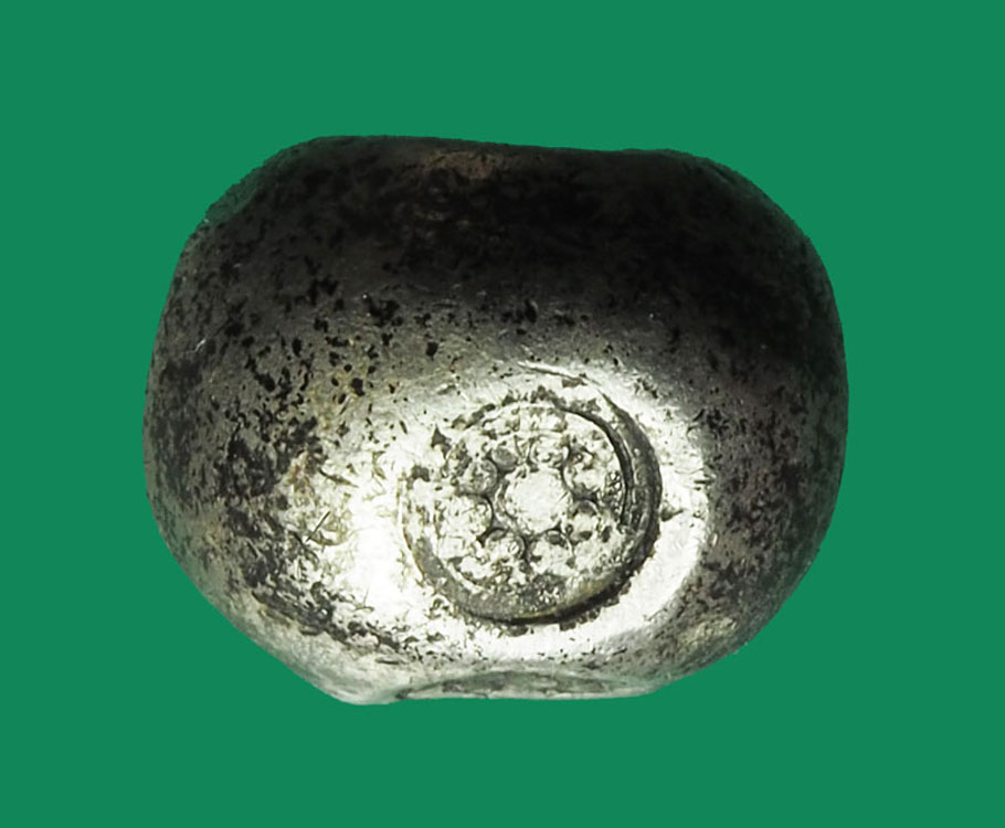 *32190 พดด้วงสมัยอยุธยา ตราก้านบัวใหญ่ ขนาด ๑ บาท เนื้อเงิน