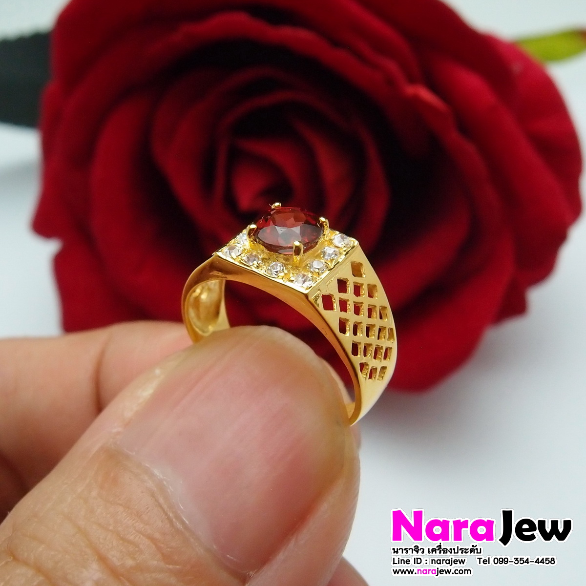 แหวนพลอยโกเมน บ่าข้างฉลุลาย งานเก่า