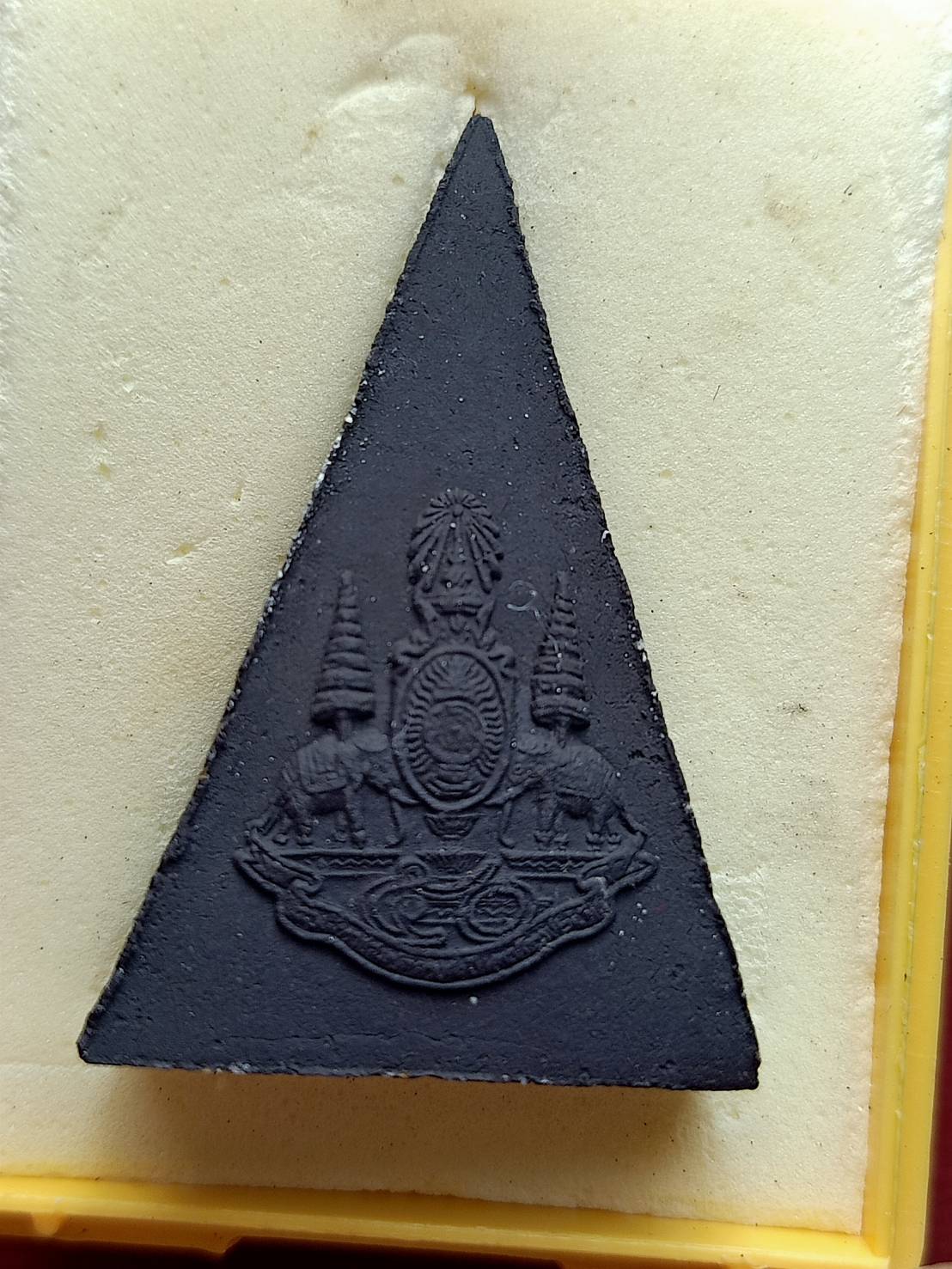 พระกำลังแผ่นดิน ฉลองสิริราชสมบัติ ครบ 50 ปี มวลสารจิตรลดา ฉลองปีกาญจนาภิเษก พ ศ. 2539 พร้อมกล่อง (SKU-12995)