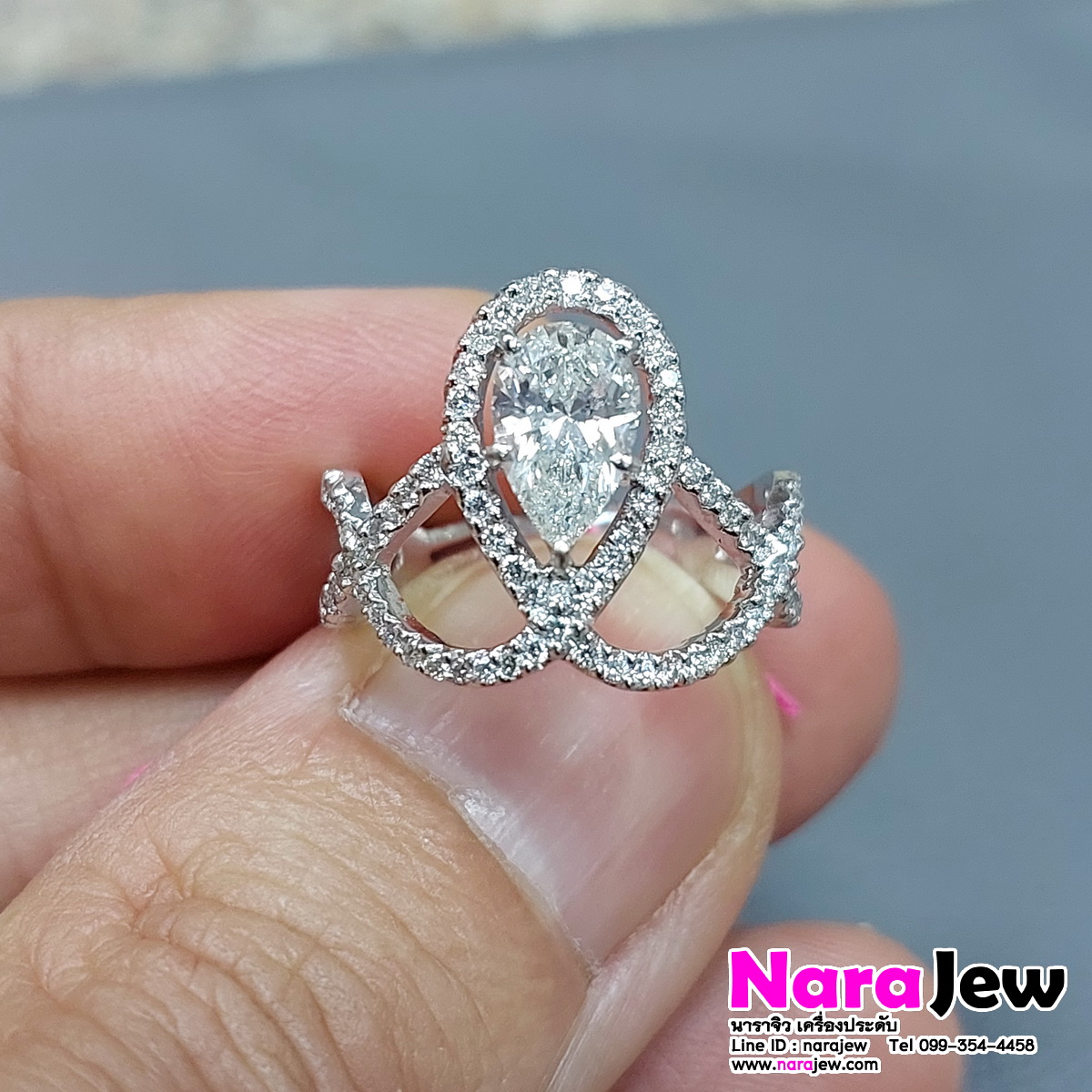 แหวนเพชร เม็ดกลางทรงหยดน้ำ 0.90 กะรัต ล้อมเพชรแท้เบลเยี่ยมคัต 0.68 กะรัต น้ำ 96 vs