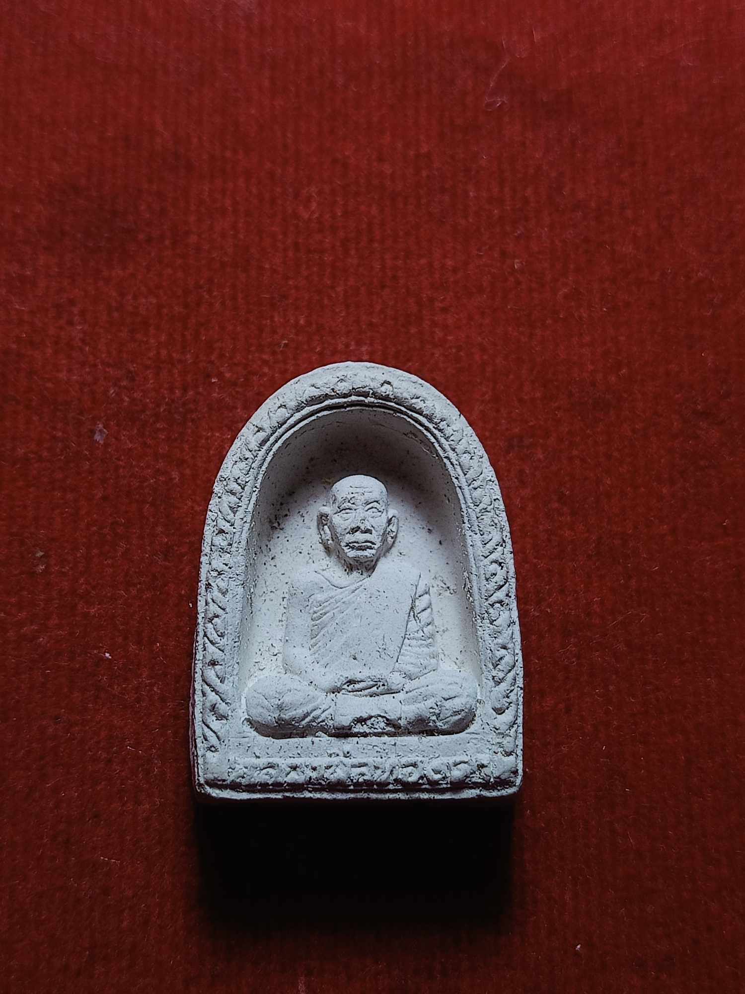 พระผงรูปเหมือน หลวงปู่ทองดำ วัดท่าทอง จ.อุตรดิตถ์ พิมพ์ซุ้มระฆังหลังยันต์ (SKU-03665)