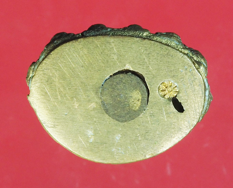 29481 พระกริ่ง สายวัดสุทัศน์ เนื้อทองเหลือง ใต้ฐานตอกโค๊ต ดอกจันทร์ 7