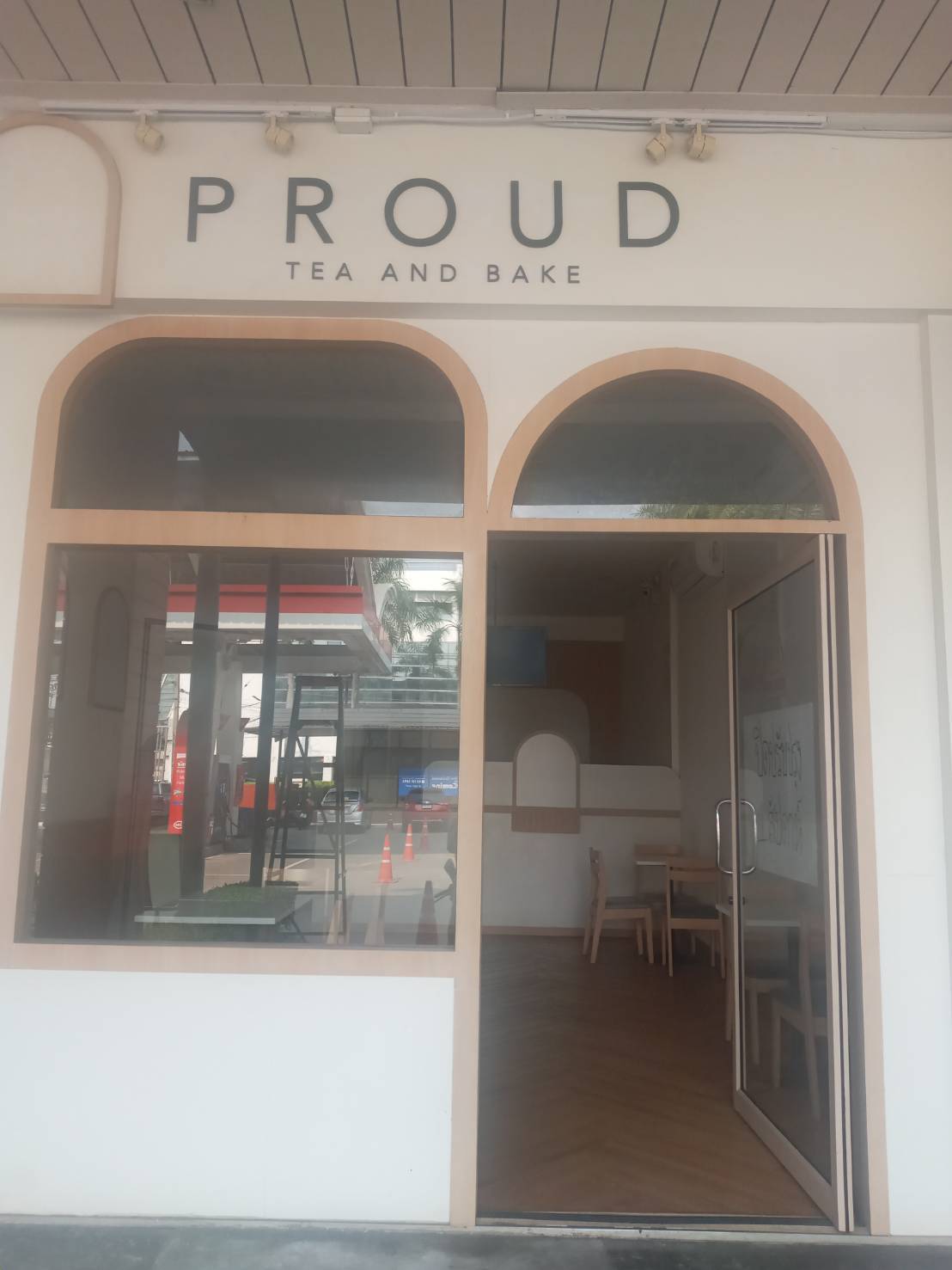 งานติดตั้งป้าย PROUD TEA AND BAKE อักษรอะคริลิค 10มิล ไดคัท