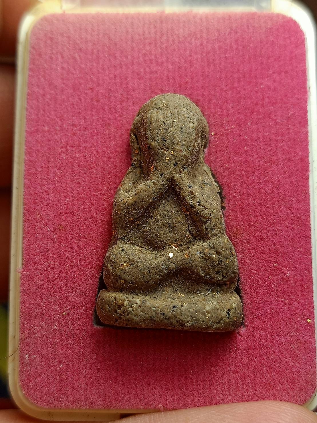 พระปิดตาเนื้อว่าน หลวงพ่อวัดคันลัด จ.สมุทรปราการ พ.ศ.2551 พร้อมกล่อง (SKU-09204)